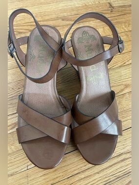 Mudd Brown Leather Crisscross Ankle Strap Sandals 9.5